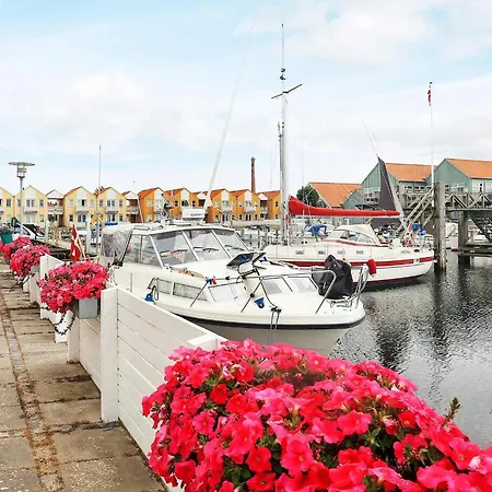 6 Person In Rudkobing-by Traum