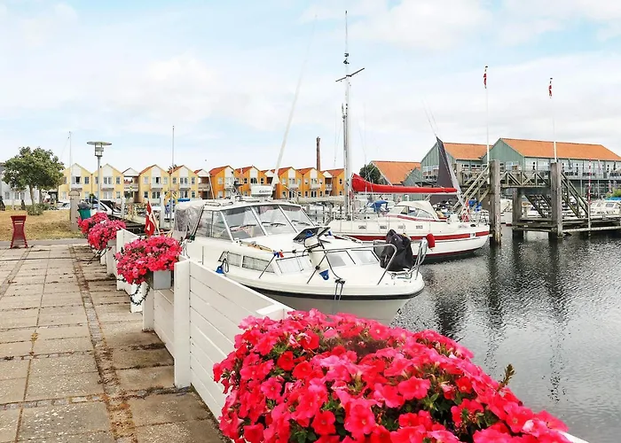 6 Person In Rudkobing-by Traum